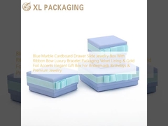 Caja de joyería de cartón de color mármol azul con cinta de arco Brazalete de lujo Envasado de terciopelo y acentos de papel de oro Elegante caja de regalo para damas de honor Cumpleaños y joyas de primera calidad