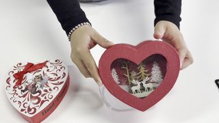 Ideas para empacar regalos de chocolate con caja de corazón