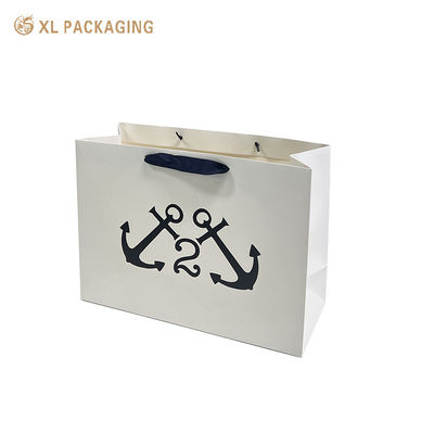 comprar Bolsas personalizadas de papel de ropa negro mate con construcción reforzada e impresión de logotipo de superficie completa para envases de regalo de lujo Fabricación en línea