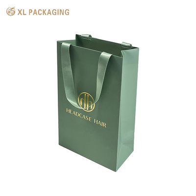 comprar Diseño personalizado Impreso de compras Embalaje de regalos Bolsa de papel con su propio logotipo Lujo cinta verde Bolsa de papel gruesa para ropa online manufacture