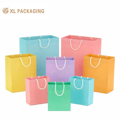 comprar XL Embalaje de lujo Logotipo personalizado Marca de ropa grande Bolsas de papel de compras Ropa zapatos Embalaje reciclable Para hombres Mujeres Bolsas de papel con mango de papel retorcido Fabricación en línea