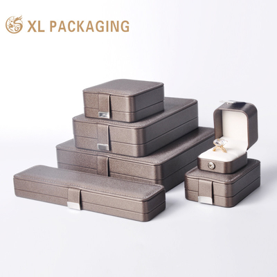 comprar Lujo PU de cuero de joyería caja de embalaje collar brazalete pendiente de oreja de cuero PU de joyería caja de embalaje Fabricación en línea