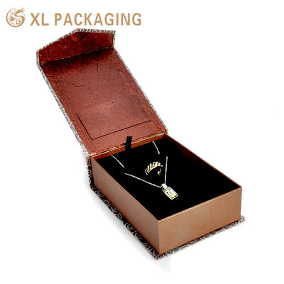comprar Caja de joyería magnética estilo libro abierto con patrón de remolino brillante, inserto de terciopelo negro y bolsillo para tarjetas Fabricación en línea