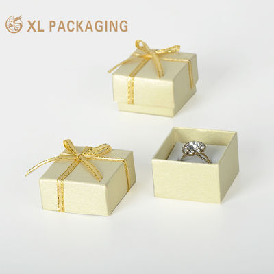 comprar Caja de regalo de joyería rígida personalizada de 800g con inserto de terciopelo blanco y lazo de cinta con borde dorado para anillos Fabricación en línea