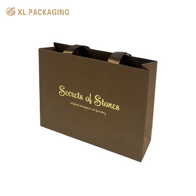Bolsa de compras de papel Kraft personalizada con impresión de logotipo de papel de oro y construcción reforzada para el embalaje de joyas