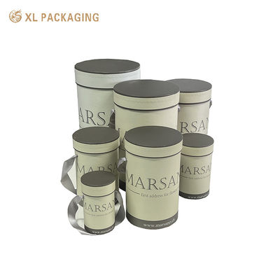 Cubo de papel de flores instable con dos mangos de cinta gris y laminación mate para el embalaje de floristas