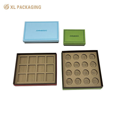 Envase de chocolate de lujo de 2 piezas con tapa y base con logotipo UV y estampado dorado 9 bandeja interna Kraft de cavidad cuadrada