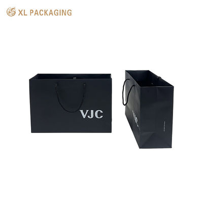 Bolsas de regalo de compras de papel recubierto negro personalizadas con logotipos de marca impresos y mangos retorcidos reforzados