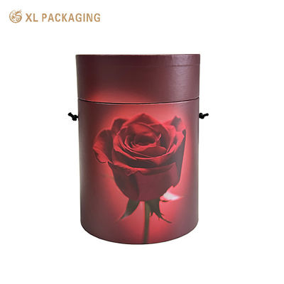 Caja de tubos de papel de flores de rosa de lujo con obra de arte de rosas personalizada mango de cuerda negra y acabado rojo borgoña mate