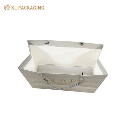 Bolsas de papel de arte blanco duro con logotipo personalizado XL Embalaje Embalaje de compras de lujo con asas troqueladas Revestimiento resistente a los arañazos Diseño fácil de transportar Duradero para regalos pesados Elegante para experiencias de marca