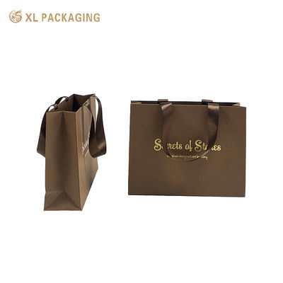 Bolsa de papel de lujo de color marrón mate con estampado en caliente de papel de oro personalizado y mangos de cinta de satén reforzada