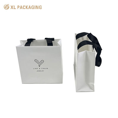 Bolsas de regalo de papel de joyería Kraft blanco Bolsas de papel reciclables con mangos de cinta negra para joyas