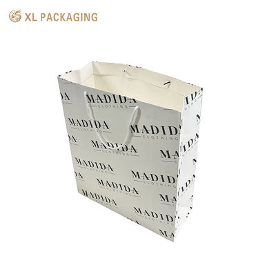 Bolsos de compras de papel de tarjeta de 300 g / m2 con logotipo personalizado con laminación mate y asas de cinta de algodón para ropa