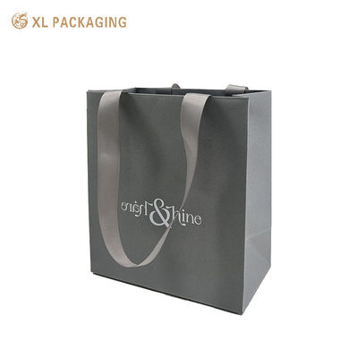 Bolsa de regalo de papel gris de lujo con logotipo personalizado, cartón texturizado de carga pesada y asas de tela costelada para embalajes boutique