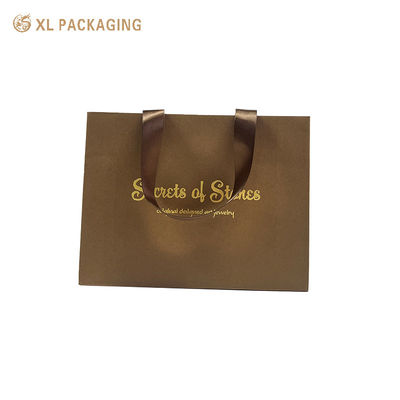 Bolso de regalo de papel de lujo con estampado en caliente de papel de oro, asas de cinta de satén anchas y fondo plegable triangular