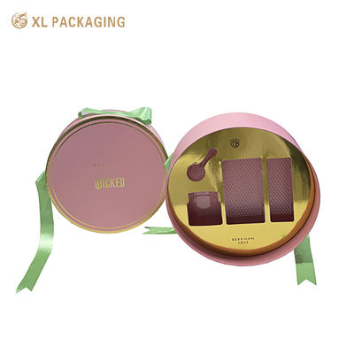 Caja de regalo cosmética redonda personalizada de dos piezas con tapa y base, caja rígida rosa nude con estampado dorado y cinta de satén verde e inserto de PET