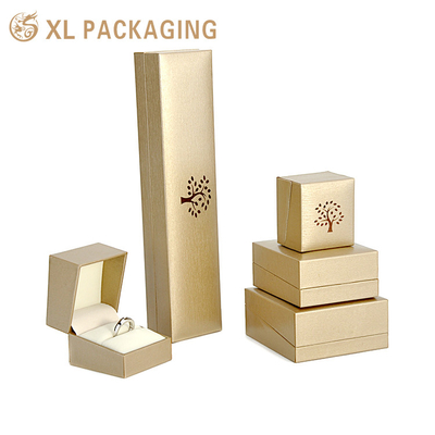 Logotipo personalizado Caja de joyería de cuero PU para embalaje colgante brazalete brazalete collar conjunto
