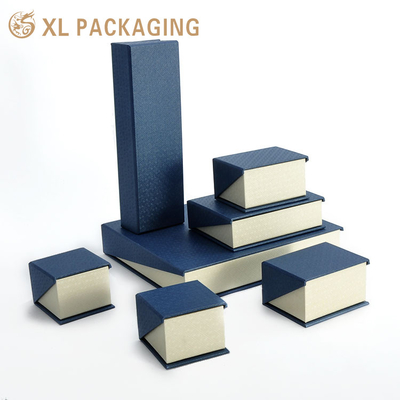 Perfecto para regalos de bodas Fiestas nupciales Marcas de joyería Emballaje de joyas de lujo con logotipo personalizado Cajas de regalo para pendientes Anillos de satén Interior de diseño en relieve bandeja apilable