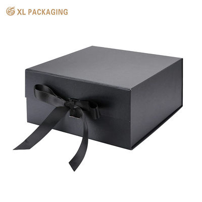 Caja de regalo magnética negra con cerradura de cinta.