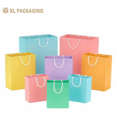 Bolsas de compras de papel de lujo de gran tamaño reciclables con logotipo personalizado con asas de papel retorcidas