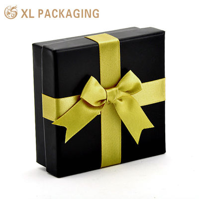 Caja de regalo rígida de joyas negras mate personalizada con tablero rígido de 2 mm, arco de satén dorado e inserción de esponja de terciopelo