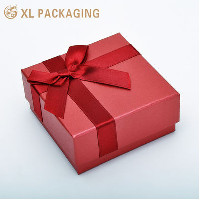 Caja de regalo de joyería con lazo de cinta roja personalizada, caja rígida de dos piezas con tapa y base con inserto de espuma negra para anillo/pendiente