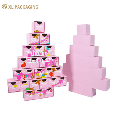 Calendario de Adviento Personalizado con Forma de Árbol de Navidad, Estructura de 7 Capas, 24 Cajones de Cartulina Rosa de 350 g/m², Acabado Mate para Esmalte de Uñas y Set de Regalo de Belleza