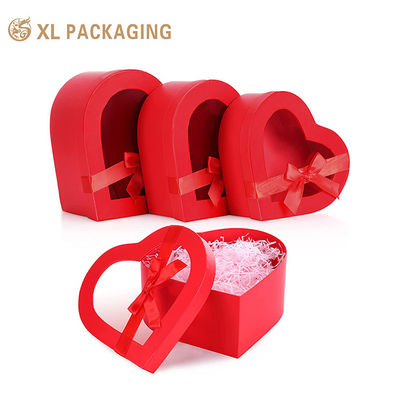 Caja de regalo de lujo en forma de corazón con cartón rígido de 2 mm, ventana de PET en forma de corazón y arco de cinta de satén rojo para el Día de San Valentín