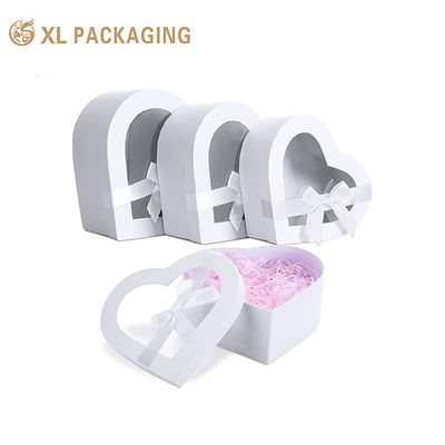 Caja de regalo personalizada en forma de corazón con cartón rígido de 2 mm, ventana de PET transparente y lazo de cinta de satén