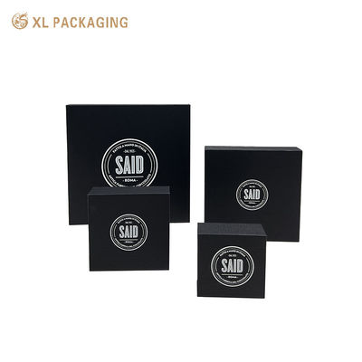 Logotipo personalizado Caja de chocolate con cierre magnético con papel texturizado de lino e inserto de varias ranuras cortado a presión para embalaje de puros premium