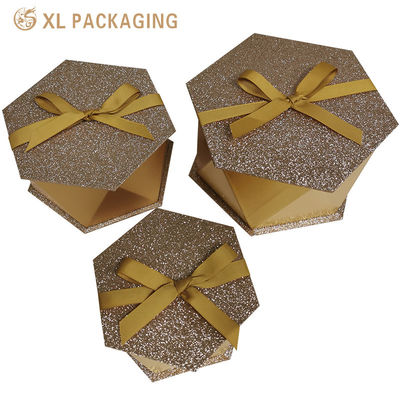 Caja de regalo hexagonal rígida de chocolate personalizada con tablero de 1.5 mm y papel especial dorado brillante para empaque del Día de San Valentín