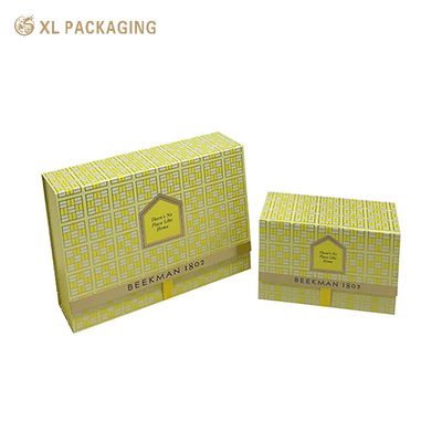 Caja de embalaje de regalo de doble puerta en amarillo con cierre de botón metálico y estampado de papel para ocasiones especiales