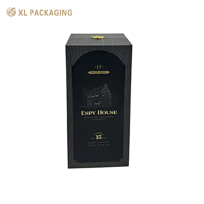 Caja de regalo de vinos de bisagra con placa de oro y soporte interno de EVA para embalaje de papel negro de vino