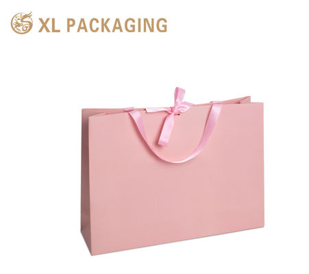 Bolsa de regalo de logotipo rosa de lujo con cartón mate premium y estampado de papel de oro para embalajes boutique