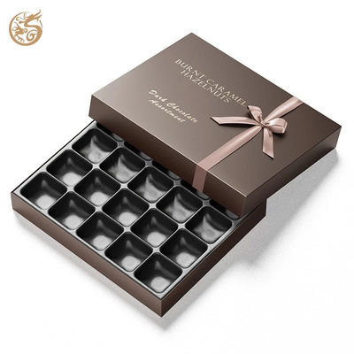 Caja de embalaje de chocolate asequible con logotipo de papel de oro, elegante arco rosa y bandeja PET para alimentos