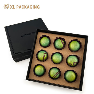 Caja de regalo de chocolate con cinta para el embalaje navideño.
