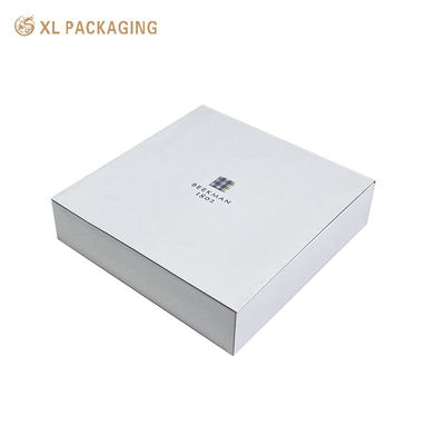 Caja cosmética de lujo con cierre magnético personalizado, cartón rígido grueso y base blanca minimalista para embalaje de regalo de cuidado de la piel