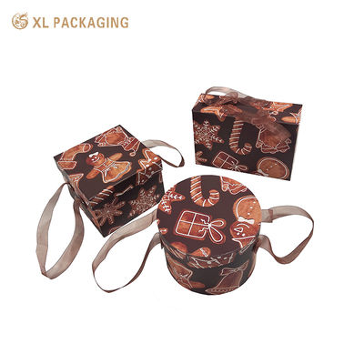 Caja de regalo navideña impresa personalizada con papel artístico revestido mate de 157 g/m², asa de organza precosida y núcleo de cartón gris rígido y grueso