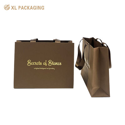 Impresión de logotipo personalizado Bolsa de compras de regalo de papel Kraft con acabado marrón oscuro mate y grosor de 150 g